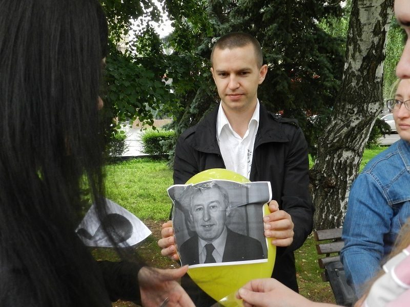 В Волгограде в небо запустили воздушные шары с портретами чиновников