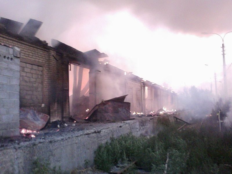В Волгограде сгорел склад с аммиачной серой