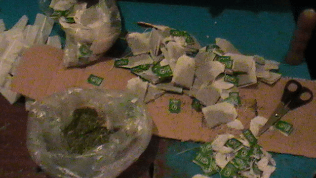 Волгоградка упаковала наркотики в пакетики из-под чая