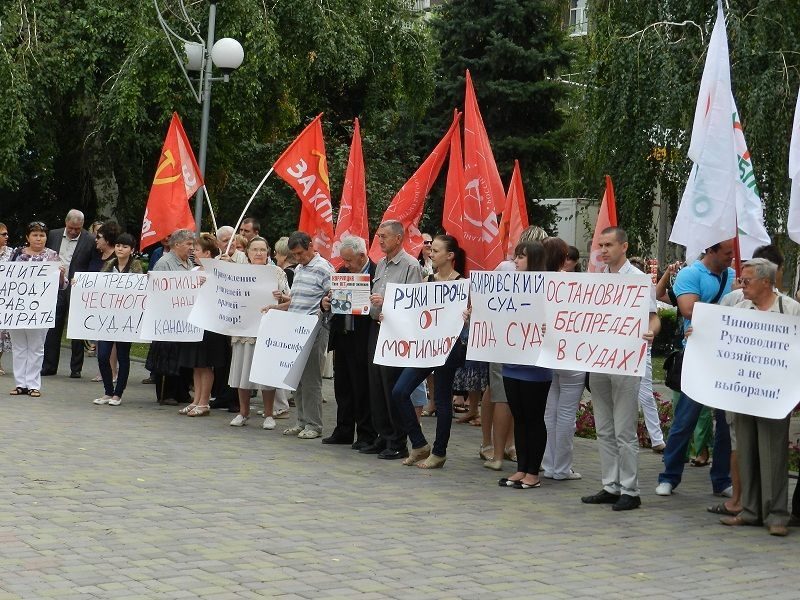 Единороссы и коммунисты обвинили друг друга в провокациях