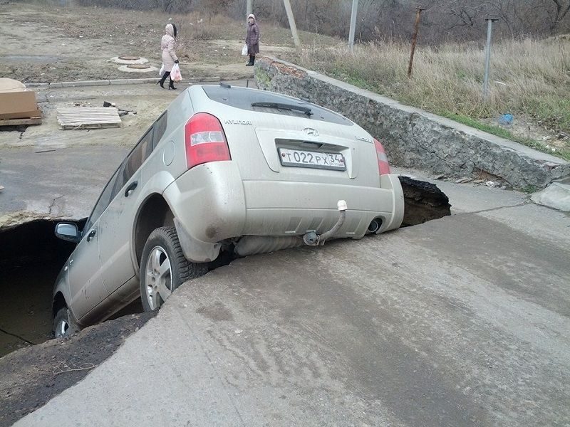 В Волгограде автомобиль провалился под землю
