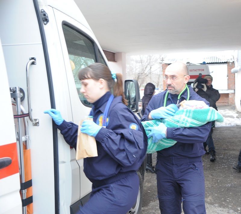 Раненые в волгограде. Пострадавшего доставили в Солонешное. Помощь детям в больнице пострадавшим от теракта. ,Дети Поли теракта в больнице..