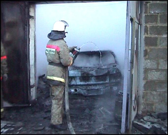 В Дзержинском районе Волгограда загорелось здание автосервиса