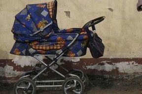 В Волгограде водитель легковушки сбил коляску с трехлетним малышом