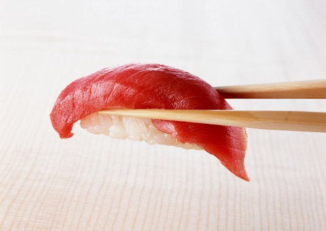 Продавец суши подозревается в краже выручки