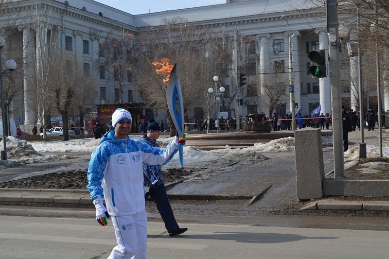 По Волгограду пронесли Паралимпийский огонь