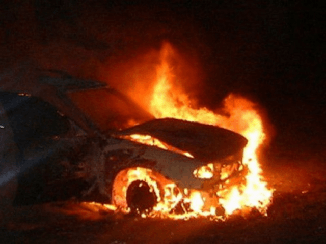 В Волгограде сгорели два автомобиля, припаркованные рядом