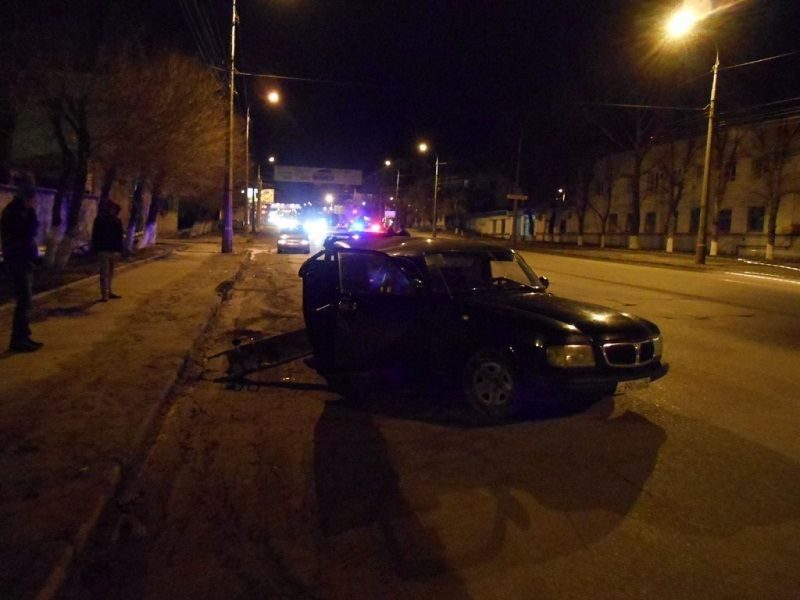 В Волгограде автомобиль врезался в ЛЭП: погиб пассажир