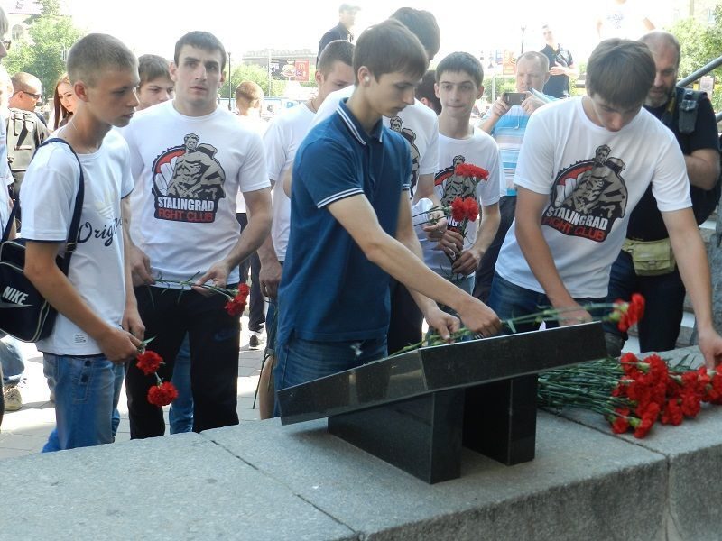 Подростки из Волгограда и Беслана возложили цветы к памятнику жертвам теракта