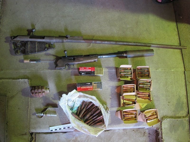 Волгоградец хранил в гараже винтовки и боеприпасы