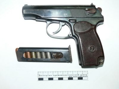В Жирновске нетрезвый гражданин пытался продать пистолет случайным прохожим