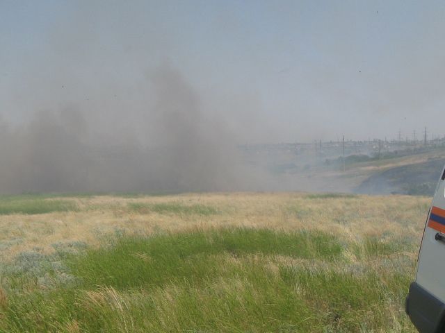 В Дзержинском районе Волгограда горит трава на большой площади