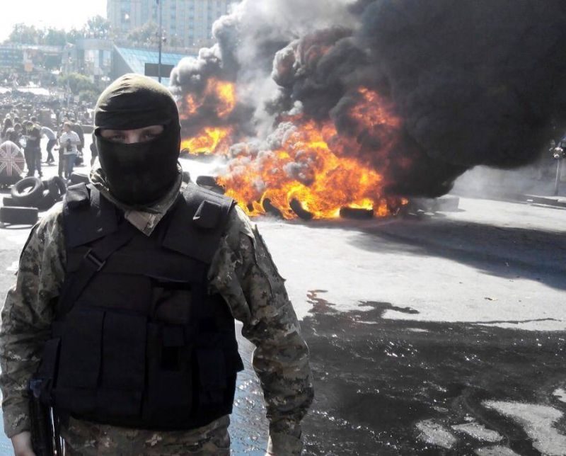 В Киеве идет зачистка Майдана. Вновь огонь, дым и выстрелы