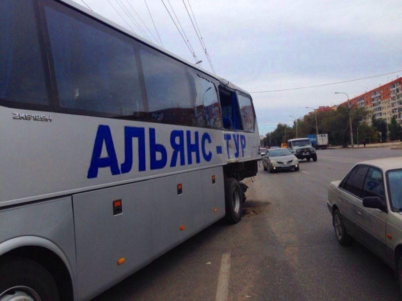 В Кировском районе Волгограда «Камаз» снес автобус