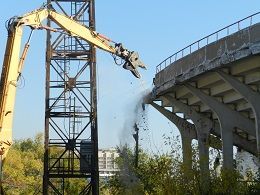 В Волгограде экскаватор-разрушитель приступил к сносу центрального стадиона