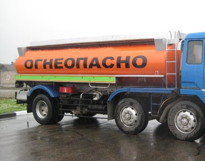 На севере Волгограда перевернулась фура с 20 тоннами нефтепродуктов