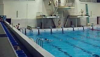 В волгоградском бассейне несовершеннолетний посетитель с вышки сорвался на кафель