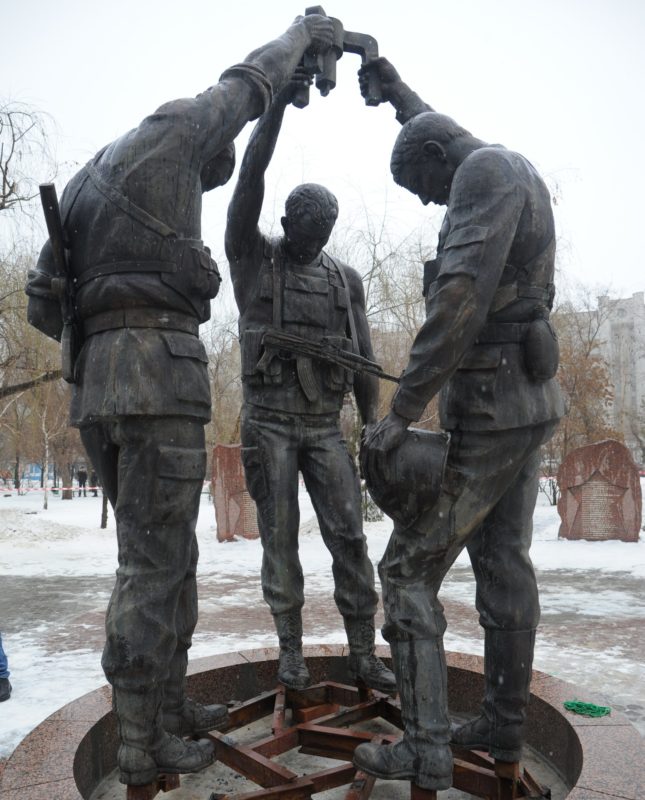На севере Волгограда ставят памятник воинам-интернационалистам