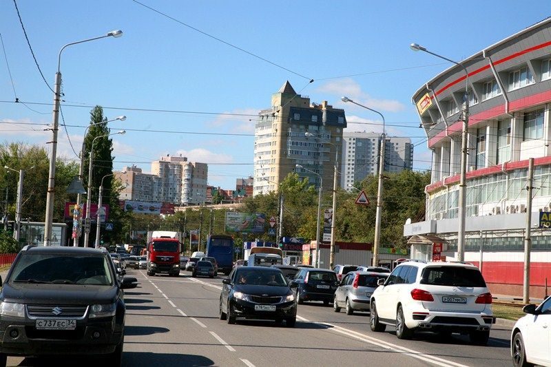 В Волгограде перекрыли проезд Дорожников и движение трамваев в Красноармейском