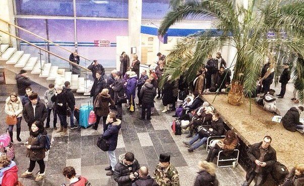 В аэропорту Волгограда пассажиры ждут рейсы, задержанные из-за непогоды