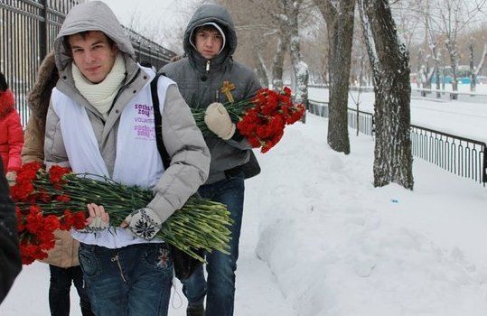 Волгоградцы гвоздиками «напишут» на снегу «МЫ ПОБЕДИЛИ!»