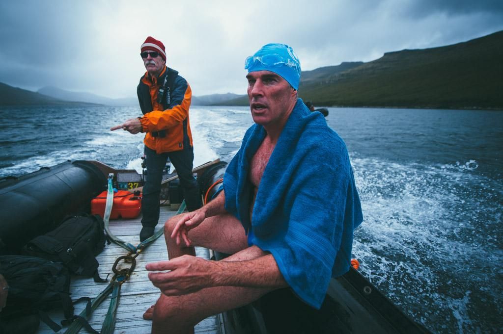 Где 2007 году совершил заплыв льюис пью. Льюис пью заплыв. Льюис пью фото. Фото мужчины 70 лет на Байкале.