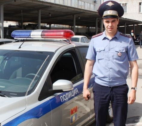 В Волгограде инспектор ДПС вытащил водителя из горящего автомобиля