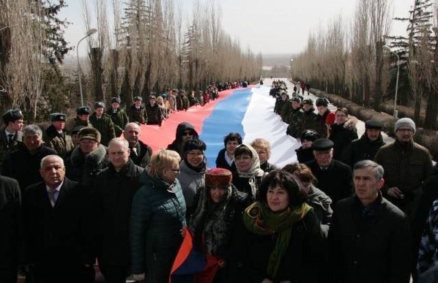На митинге у Мамаева кургана развернули 80-метровый российский флаг