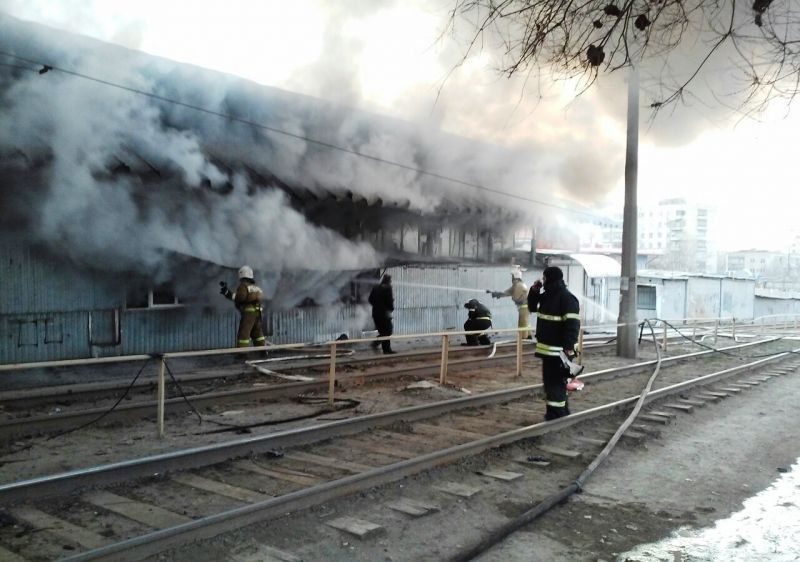 В Волгограде на пожаре в павильоне «Северного рынка» погибла женщина
