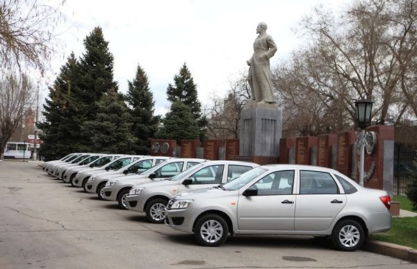 Волгоградские полицейские получили в день рождения 10 авто «LADA Granta»