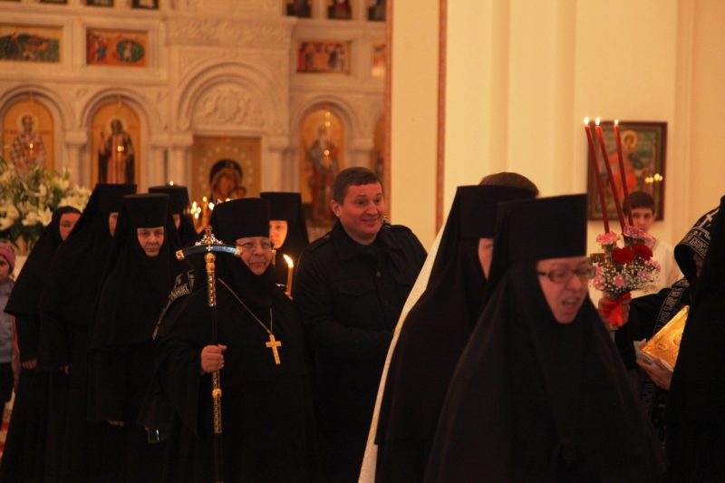 Губернатор Андрей Бочаров уехал на пасхальную службу в Усть-Медведицкий храм