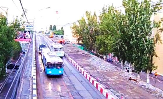 На Комсомольском путепроводе на время останавливают движение троллейбусов