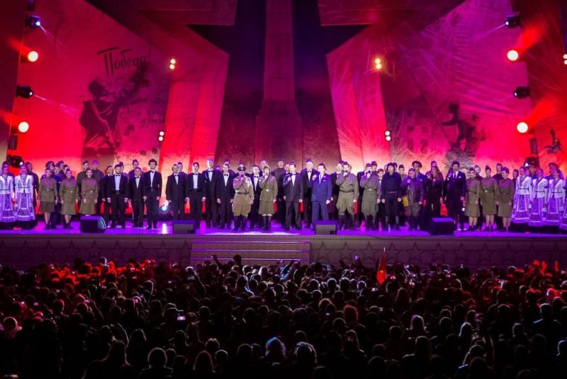 Народные артисты России в Волгограде отыграли «Поклонимся великим тем годам»