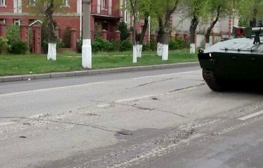 Проехавшие по Волгограду танки раскромсали асфальт на отремонтированных дорогах