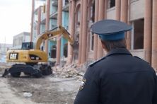 В центре Волгограда сносят незаконный «Мир игрушек»