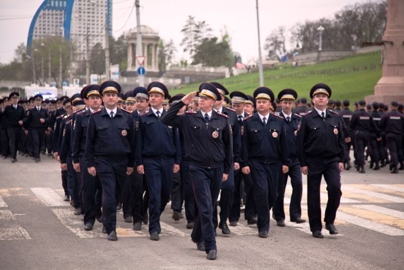 Первомайские мероприятия в Волгоградской области охраняли 1500 полицейских