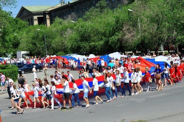 12 июня в центре Волгограда развернут 85-метровый флаг России