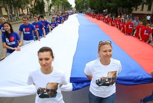Волгоградцы прошли по центру города с 40-метровым флагом России
