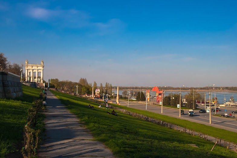 В центре Волгограда высадят более 20 тысяч кустов алых канн
