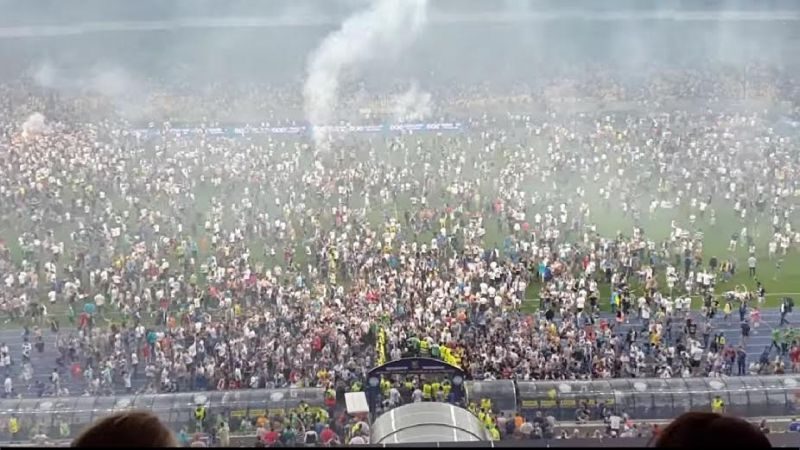 Финал Кубка Украины по футболу закончился вакханалией фанатов и демонстрацией свастики