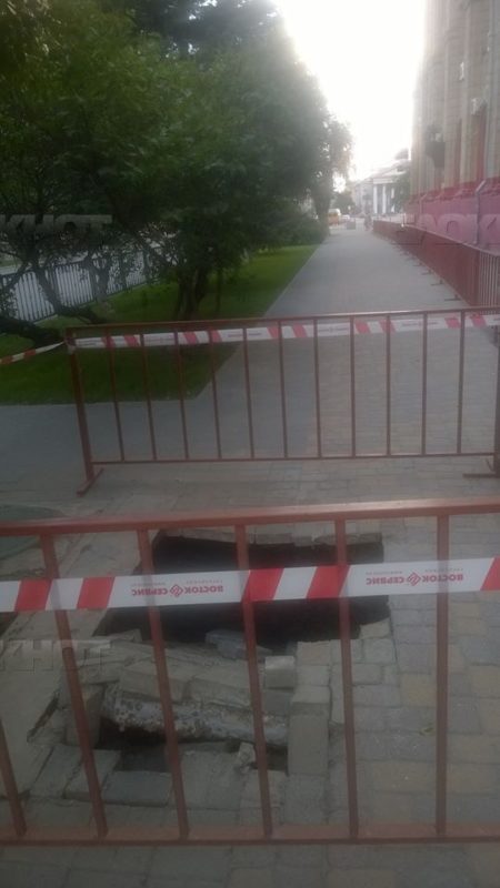 В центре Волгограда провалился тротуар