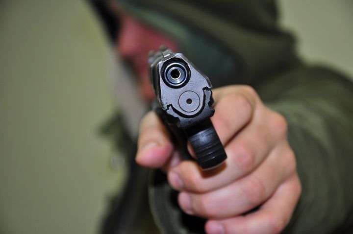 На западе Волгограда двое с пистолетом ограбили офис быстрого кредитования
