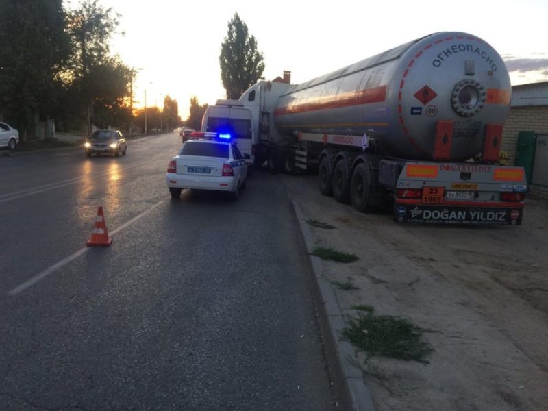 В Волгограде в столкновении грузовика и маршрутки пострадал один человек
