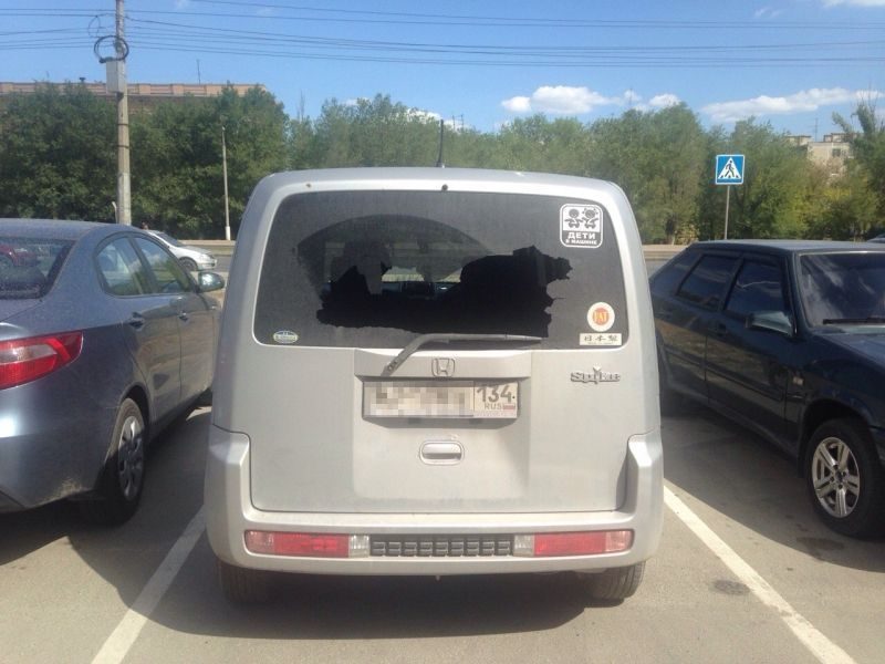 В Волгограде водитель расстрелял машину другого автомобилиста из-за конфликта на дороге