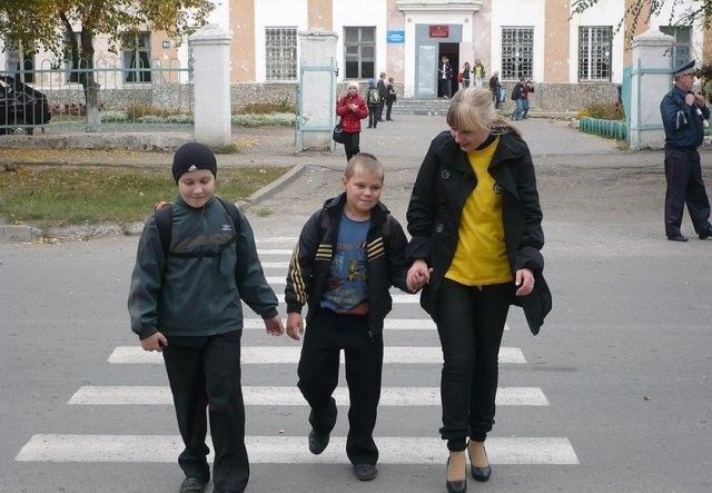 К 1 сентября у всех школ Волгограда обновят дорожную разметку