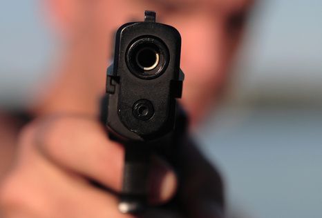 В Волгограде 15-летний подросток с пистолетом пытался ограбить прохожего