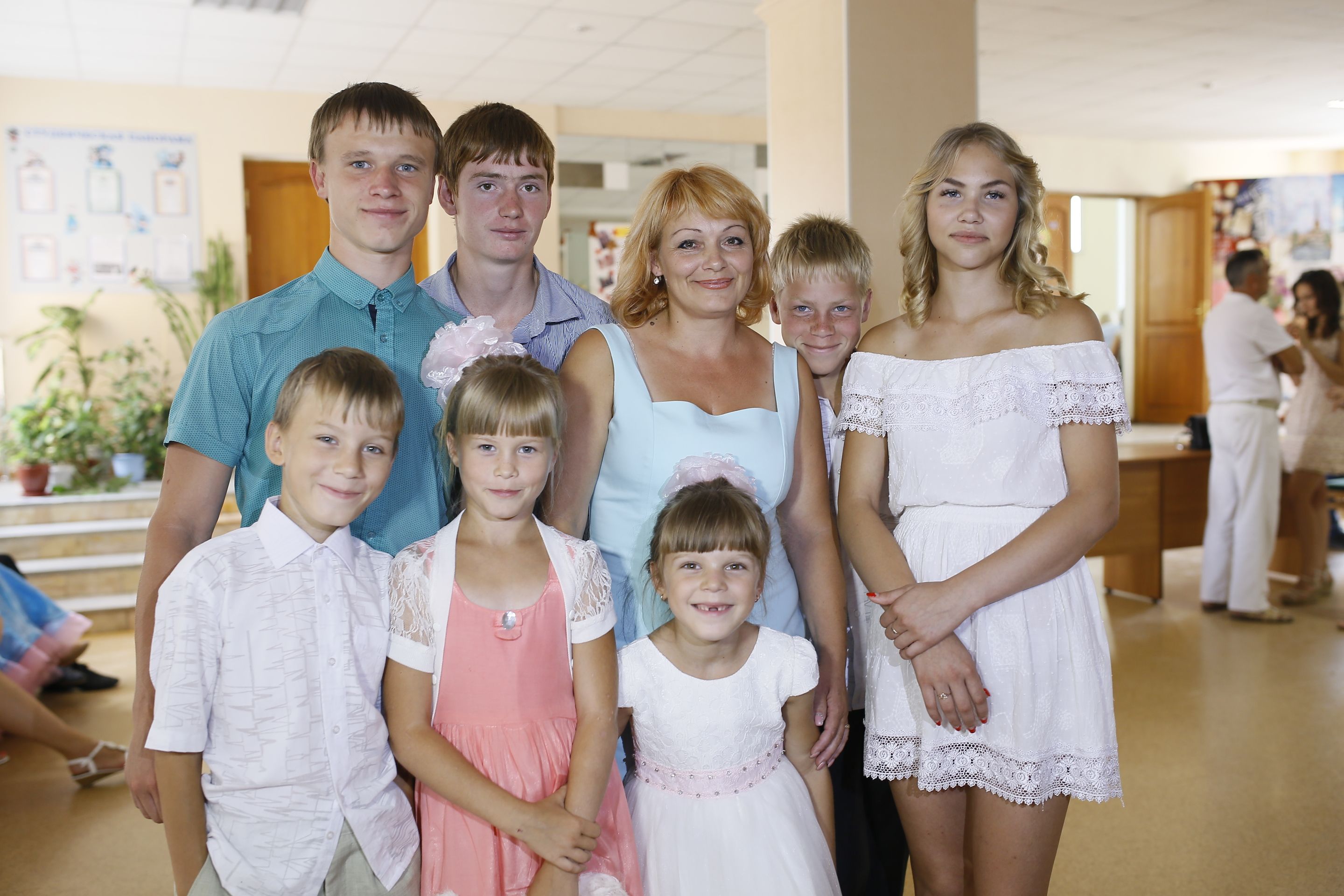 Детский дом дети родителей. Многодетные приемные родители. В детдоме - в семье. Волгоградская область детдом. Многодетные семьи с приемными детьми.