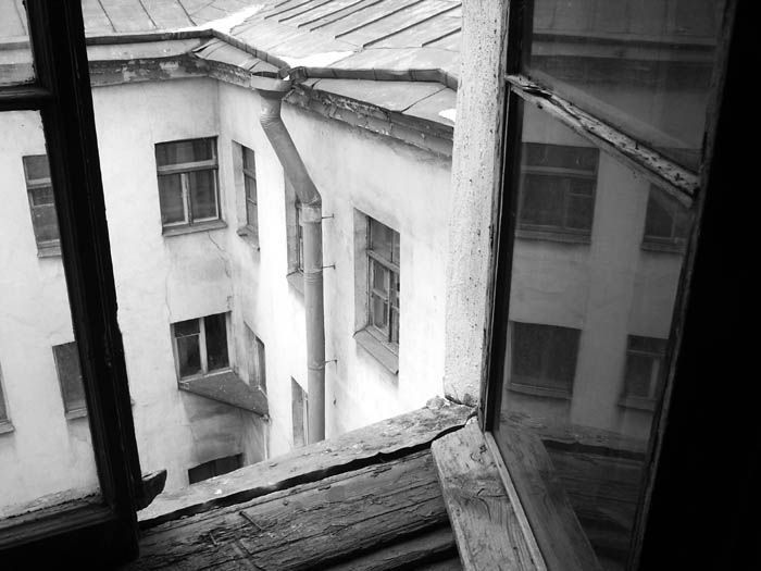 В Волгограде беременная женщина разбилась, выбросившись с пятого этажа