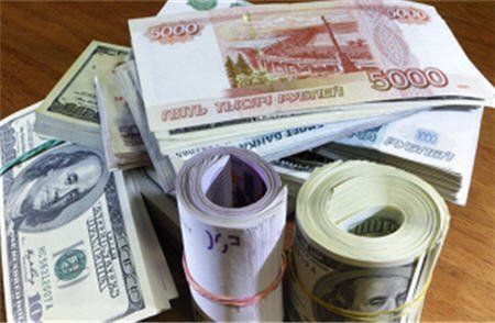Рубль в начале торгов укрепляется к доллару и евро