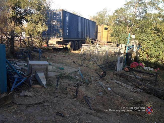 В Волгограде грузовик повредил из-за аварии десятки могил в Краснооктябрьском районе